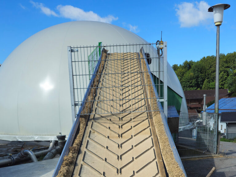 Förderband zur Substrateinspeisung vor dem Doppelmembrangasspeicher des Fermenters