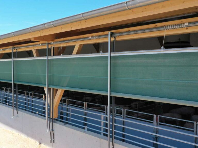 AGROTEL Windschutz-Curtains in Beschattungsposition an der offenen Stallseite